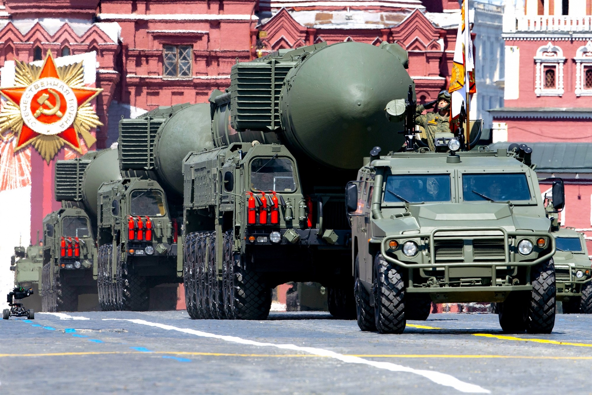 Ballistic missiles on display in red square during the victory day moscow last june (photo: ap) 